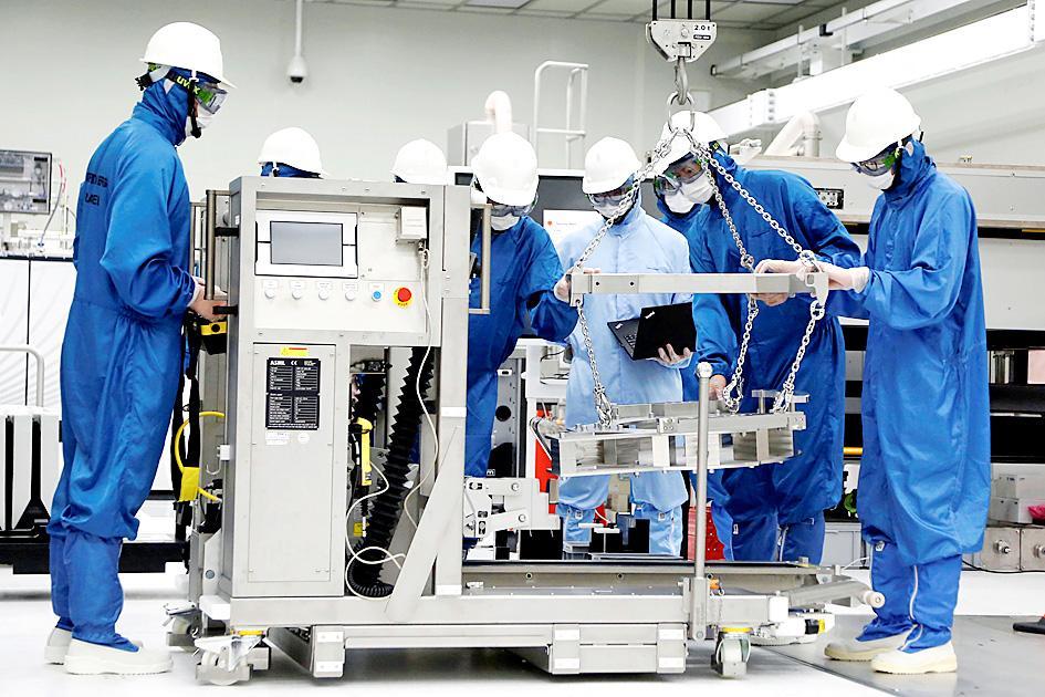 Taiwan’s vital role in global chip supply chain - Taiwan News 2 Heading 2: Challenges and Opportunities for Taiwan's Chip Industry